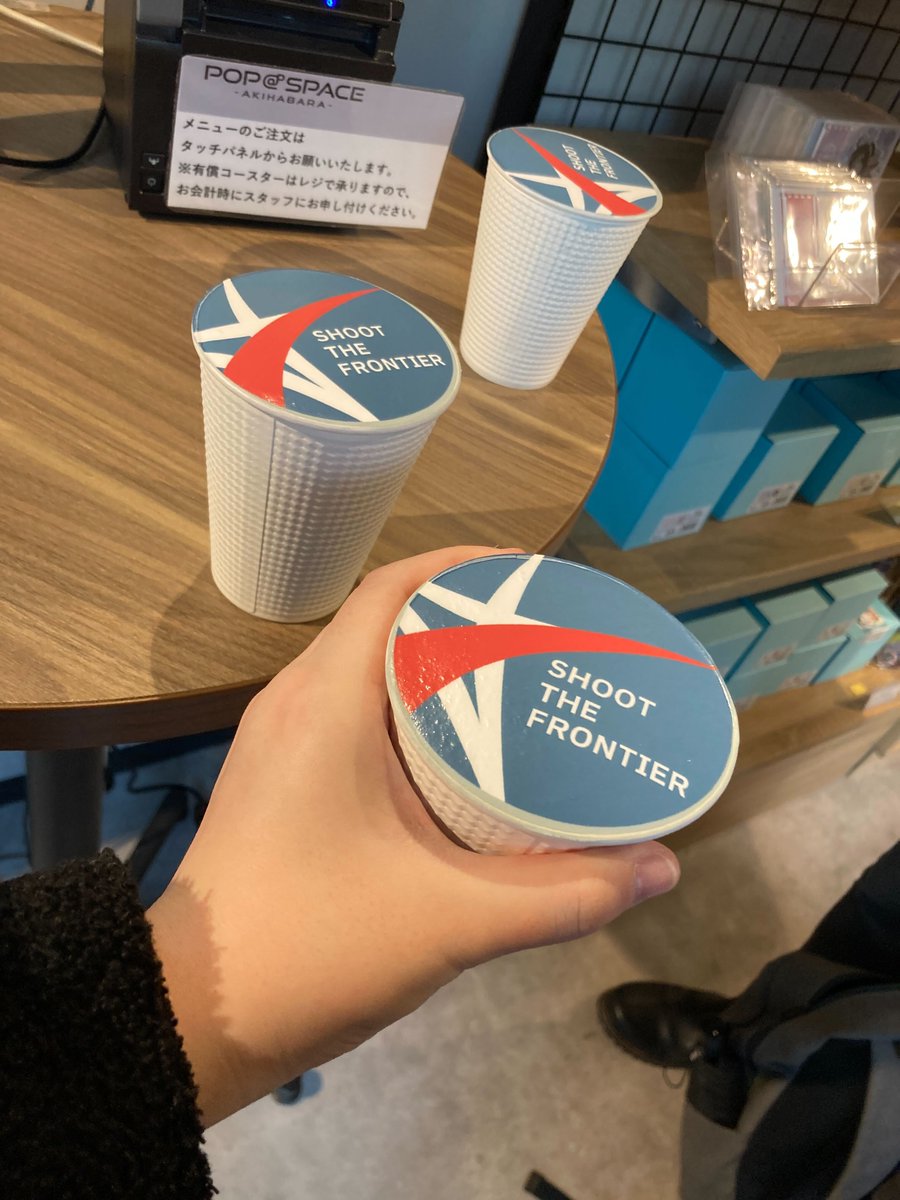 いま、チルユーのグッズを販売している「POP UP SPACE -AKIHABARA-」に行ってきました！
店頭に自分たちがつくったゲームのグッズが並んでいるのは、なんだかワクワクするような不思議な気持ちです。
特性アイスクッキー🍪や、ドリンク🥤も頼めます。 #チルユー