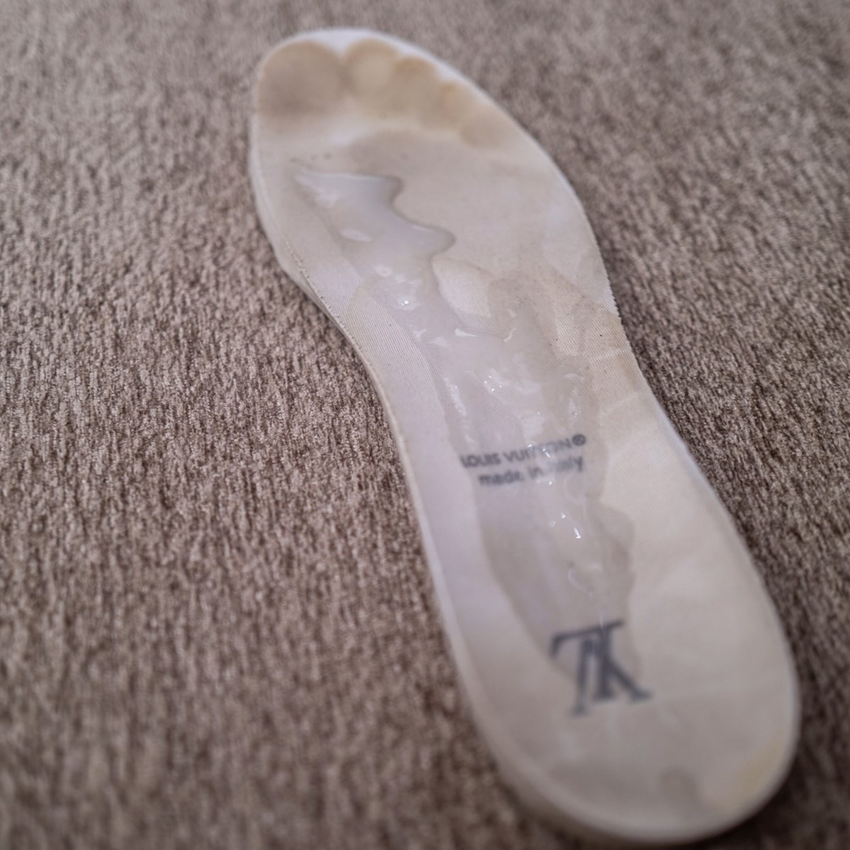 小白鞋里从来都不止雨水呀～  

粘粘的在家里穿着才舒服～  

痕迹和味道都明显了呢～  

#LV #路易威登 #Trainer #小白鞋 #球鞋 #运动鞋 #棉袜 #白袜 #惩罚 #反差 #毁鞋 #玩鞋 #虐鞋 #白富美 #富家女 #羞辱 #羞耻