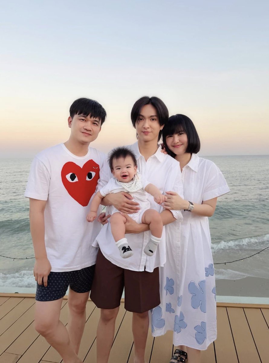 Rami__24raim's tweet image. รูปนี้น่าจะถ่ายโดนน้องแคนแน่เลยย ถึงจะเข้าไปอยู่ในเฟรมไม่ได้แต่นี่หนะคือรูปครอบครัวที่อบอุ่นสุบๆในสายตาน้องแคนเลย เด้นๆกันยิ้มหวานมากเจอเจ่เจ้แน่เลย🥺🤍🤏🏻