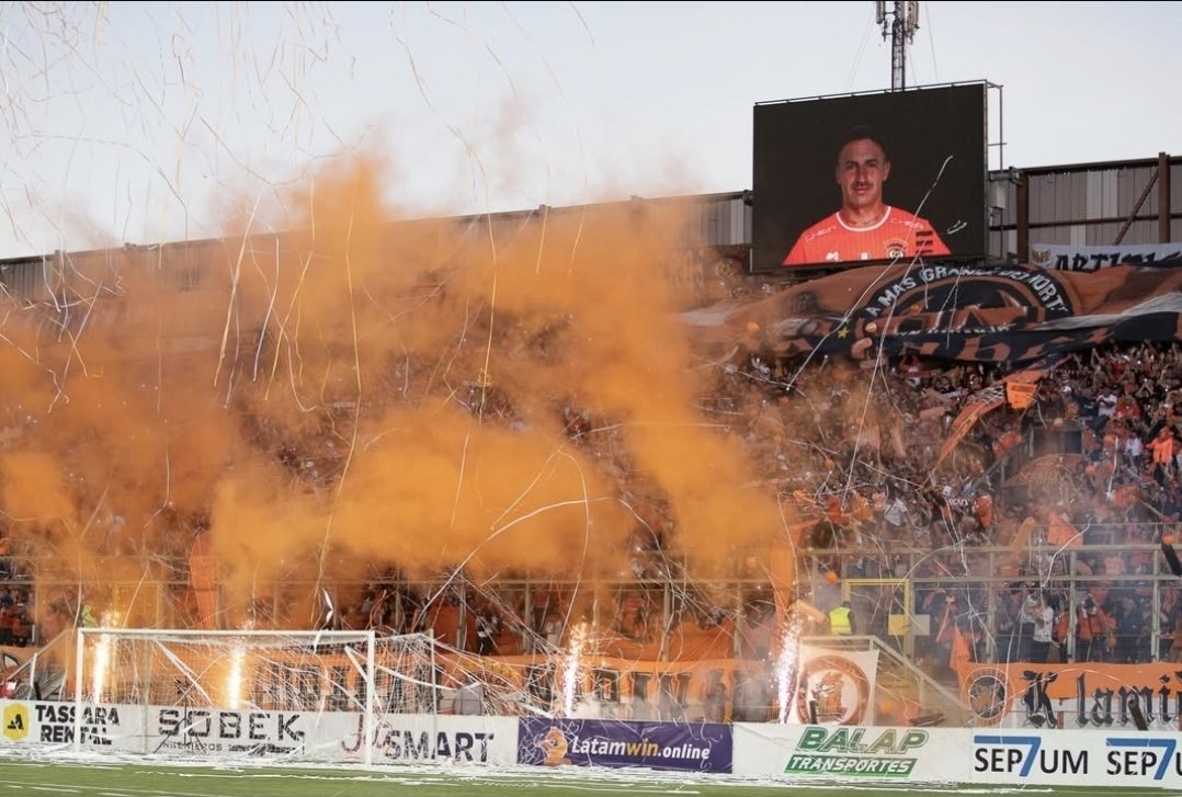 JaviCobreloa's tweet photo. Felices 49 años a mi zorro querido, un equipo que nacio con los huevos bien puestos y una hinchada que no tiene nada que envidearle a ninguna, cobreloa es su gente, este año es nuestro 🧡🖤 https://t.co/nH4iabg0MM