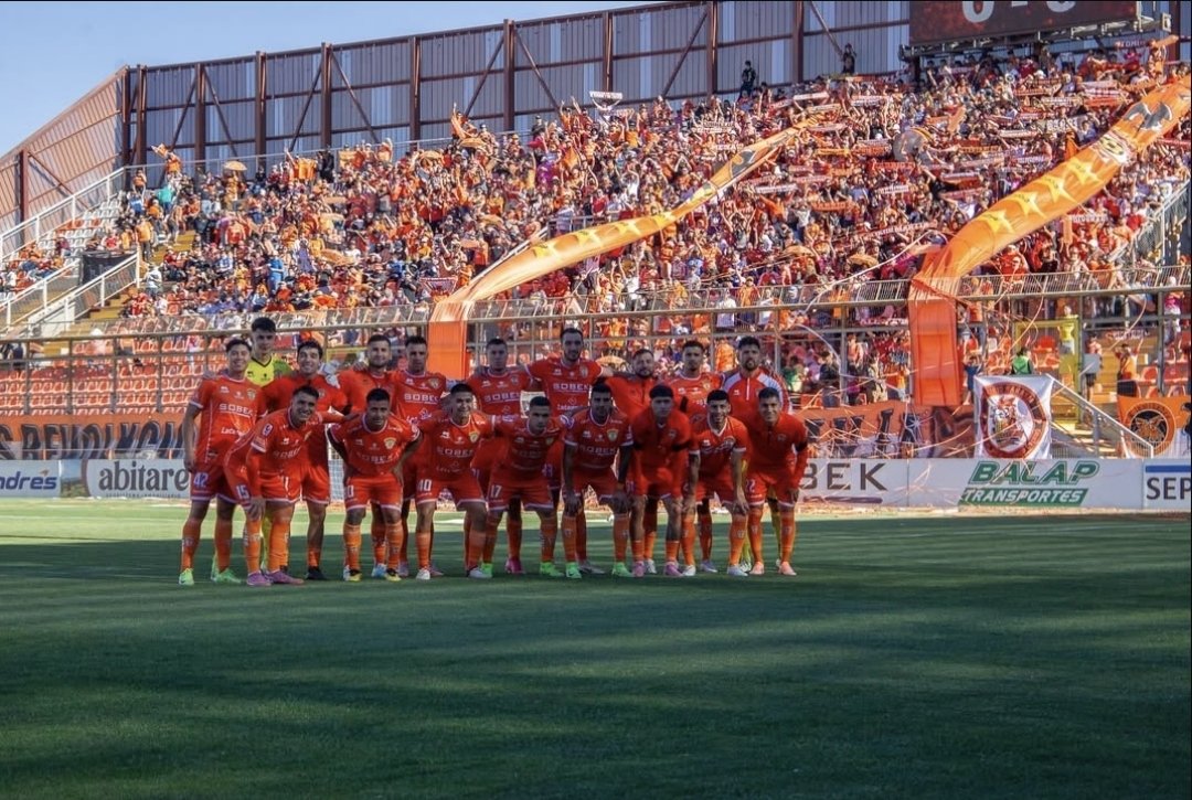 JaviCobreloa's tweet photo. Felices 49 años a mi zorro querido, un equipo que nacio con los huevos bien puestos y una hinchada que no tiene nada que envidearle a ninguna, cobreloa es su gente, este año es nuestro 🧡🖤 https://t.co/nH4iabg0MM