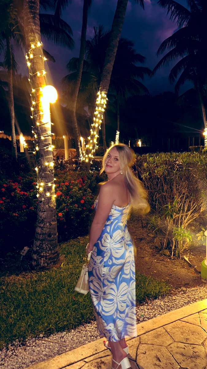 Off to dinner in paradise