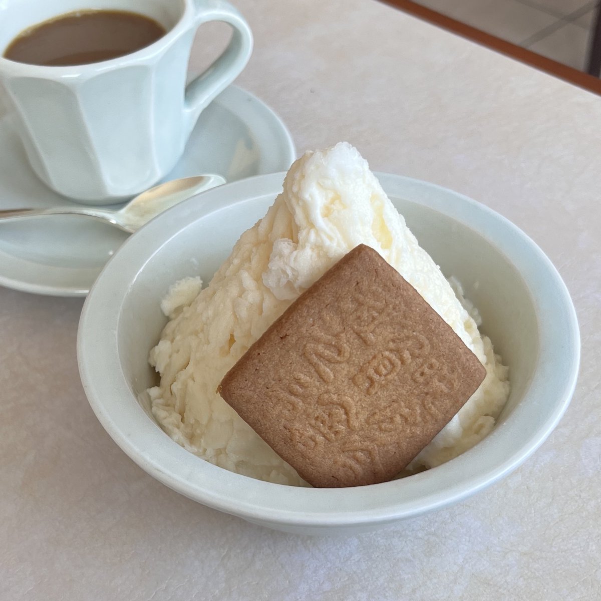 六花亭のカフェも本当に心がときめくので、北海道にいらっしゃったらぜひ一息つきに☕️今の季節はサツマイモのあたたかいプディングがおすすめです。上からラム酒が香るカスタードソースをたっぷりかけて食べます🍴