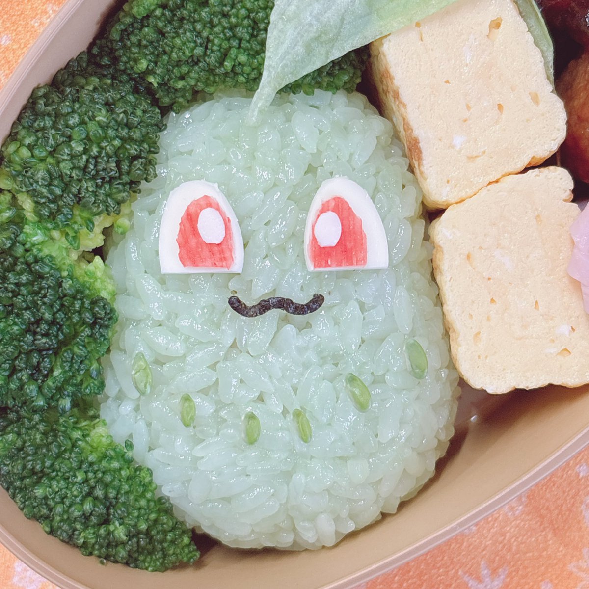 saki_libe's tweet photo. 今回の夫お手製キャラ弁🍱

ポケモンのチコリータ🌱

頭の葉っぱや胸元のデザインも再現している👏✨
...この胸元の食材なんだろう？😅

#キャラ弁 #お弁当記録 #チコリータ #ポケモン #Pokémon #Chikorita https://t.co/dr5l7jHJS1