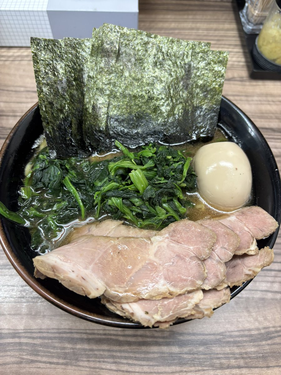 kuriboo4720's tweet photo. 今日はここ　武蔵家松戸店さん‼️
ほうれん草ちゃーしゅーらーめん　のり　🈂️味玉
初訪🔰
武蔵家系久しぶりかも😂
濃厚旨旨🥳✨🍜
平日11時から12時3種からサービス👀✨
ほうれん草の量が凄かった🤣👍
美味しかった🙌✨
ご馳走様です😋
#musashi_matudo https://t.co/T5HNGbI313