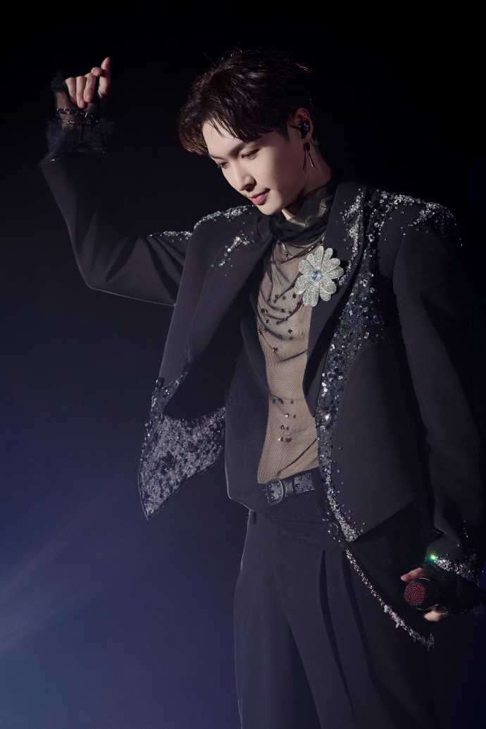 HelloChangsha's tweet photo. At the CHROMOSOME UNIVERSE NEW YEAR COUNTDOWN SHOW 2025, collide with @LayZhang for a night of pure celebration. #张艺兴 #ZhangYixing #Lay #LayZhang https://t.co/yJJhYxCAPH
