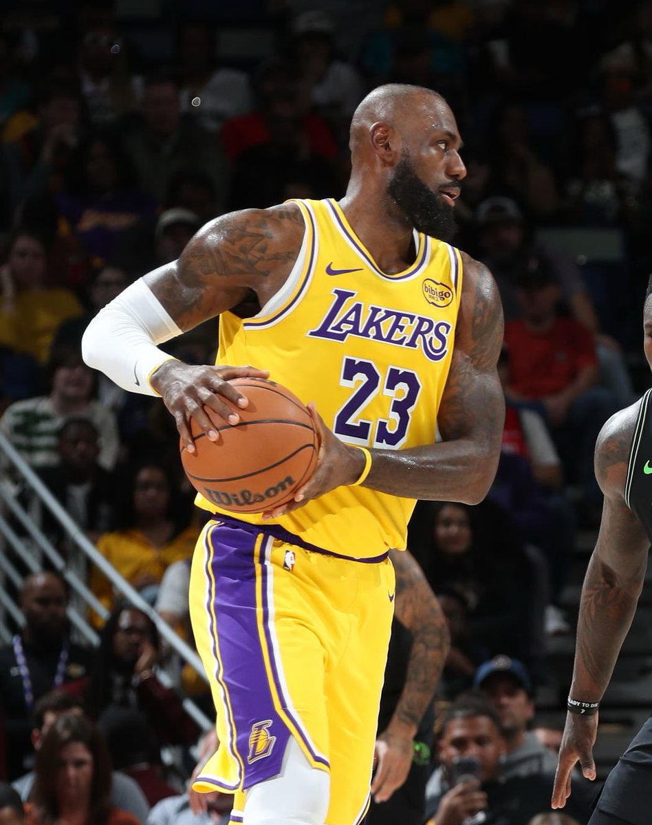 UsherNBA's tweet image. LeBron's last three games:

30-8-8 (10/19 FG), W
26-7-10 (8/14 FG), W
31-9-6 (12/18 FG), W

29.0 PPG (71.2% TS), 8.0 RPG, 8.0 APG