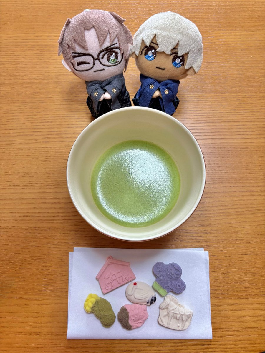 正月までに午年のお菓子を買えなかったけど、きのう午年のお干菓子を買えたので、急遽ぴょこちゃん達にお着物を着てもらって松の内までにお正月のフォト撮影に成功📸
事前準備大事、！