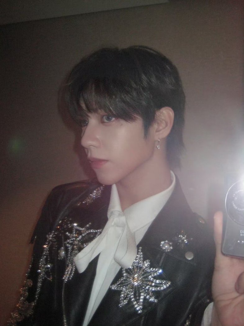 stejayglobal's tweet image. [PHOTO] 260107 AHOF Official Weibo Update | JL

"Hello ~ long time no see! I feel that I haven't uploaded photos here for some time ~ Let's create more unforgettable memories together this year!
I love you ~💖"

#제이엘 #JL 
#아홉 #AHOF