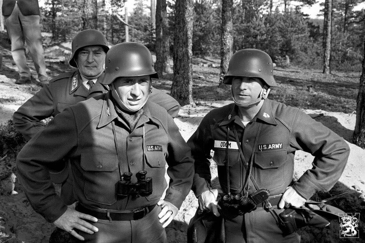 なんで米軍の将校のあんたらがシュタールヘルム被ってんだ()