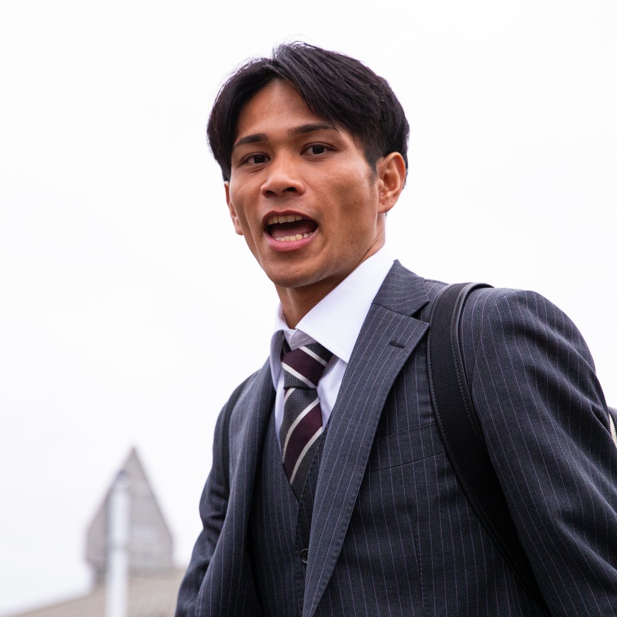 REDSOFFICIAL's tweet photo. 1/7、本日から #沖縄トレーニングキャンプ がスタート⚽️

早朝、空港に向け、チームバスが大原サッカー場を出発🚌🚌

#urawareds #浦和レッズ
#azabutailor https://t.co/id1OihtCLN