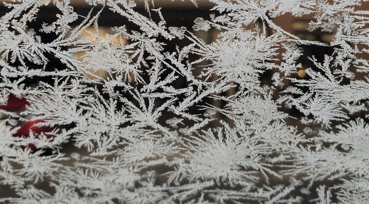 おはようございます
フロントガラスに結晶～寒い(;´д｀)
今日は休みなんでぱち屋へ
新台には厳しい整番だったので座れる台へ北斗打ちたかったなぁ