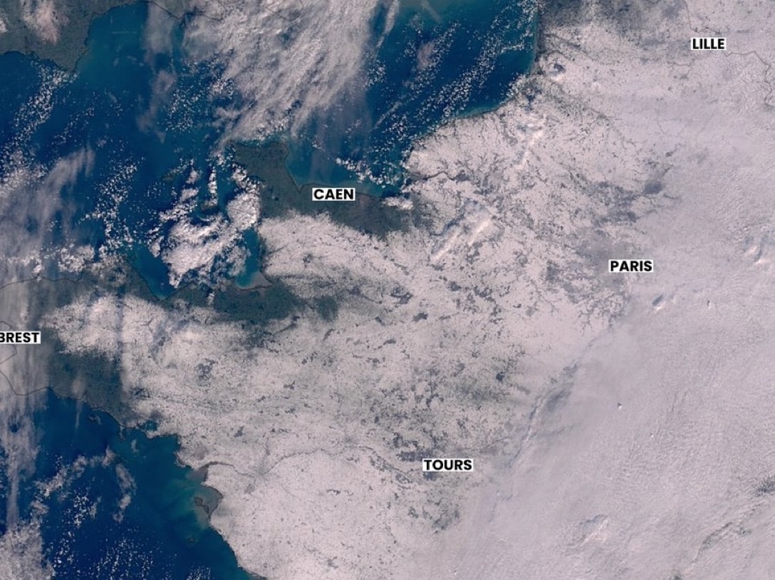 CerfiaFR's tweet photo. 🇫🇷❄️🌨️ EN IMAGES | La France sous la neige, vue depuis un satellite. 

📸 @GJauseau https://t.co/eObi0PXAuL
