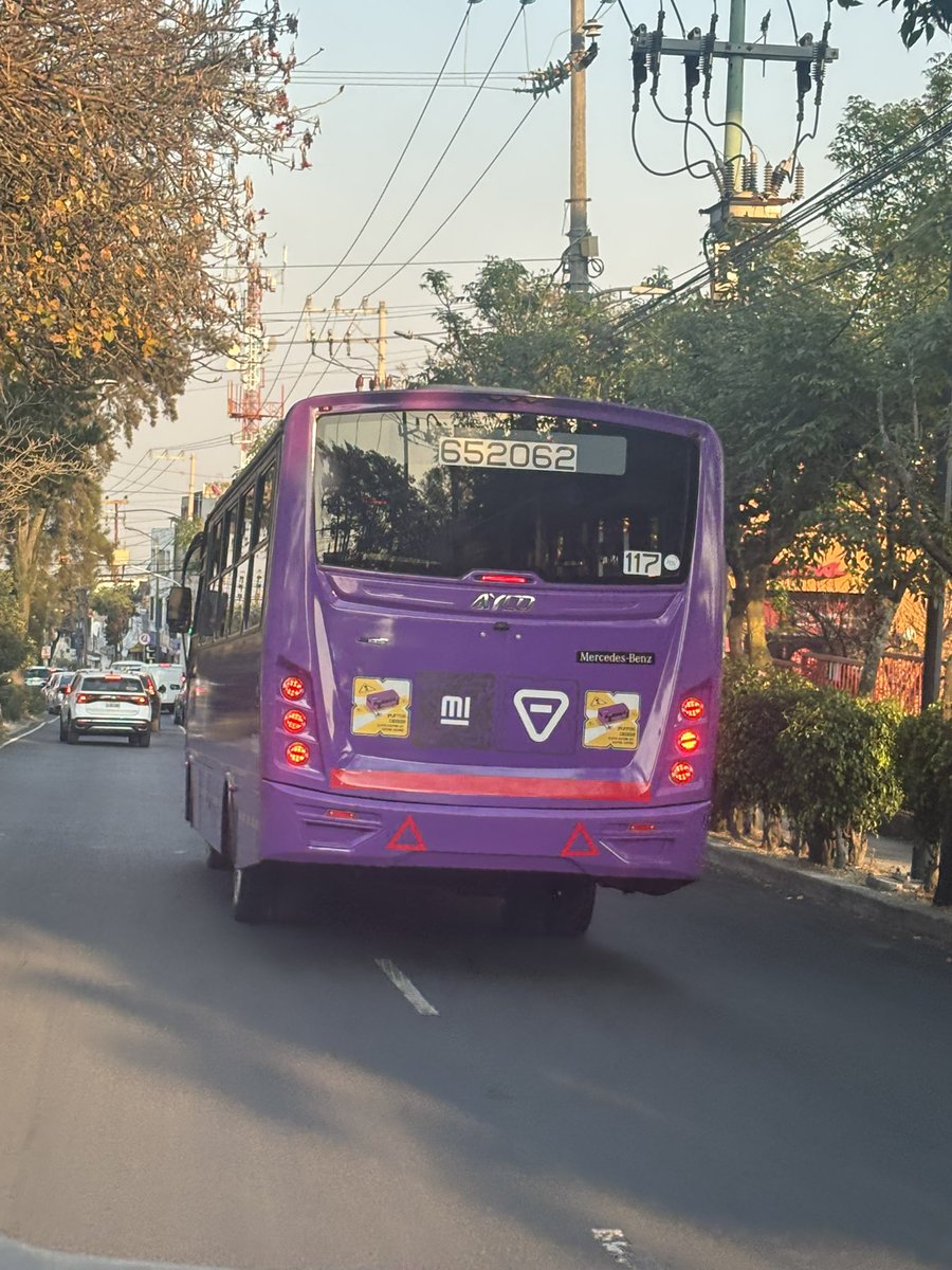 giogalan's tweet photo. @LaSEMOVI @AlcaldiaAO esta unidad se dio vuelta en U en Calzada Las Águilas a la altura del Sanborns pasándose el alto y de bajada otra vez se pasó un alto, es un peligro, que alguien le ponga un alto. https://t.co/qoIxgwZwu7