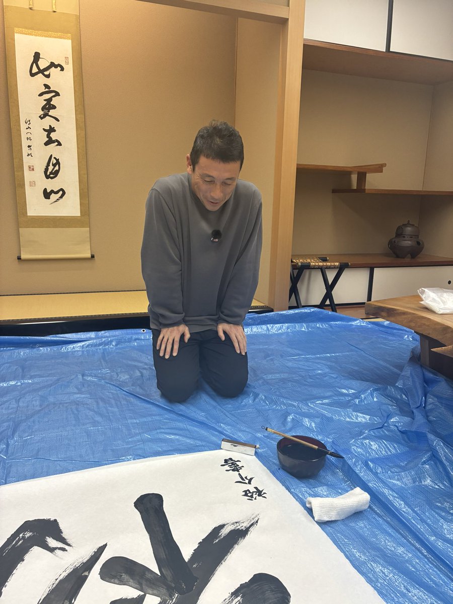ohapaso's tweet photo. 今年の書き初めは書道家の安田舞さんに
コ���ディネートしていただきました✨

パフォーマンス用の大きな筆と墨を
使って書き初めしました！

今年初体験をたくさん増やしたい！という
思いからガッチさんが書いた文字は「初」。
先生にもお褒めいただけました✨

#ABCラジオ #おはパソ https://t.co/MtwhiQeR61