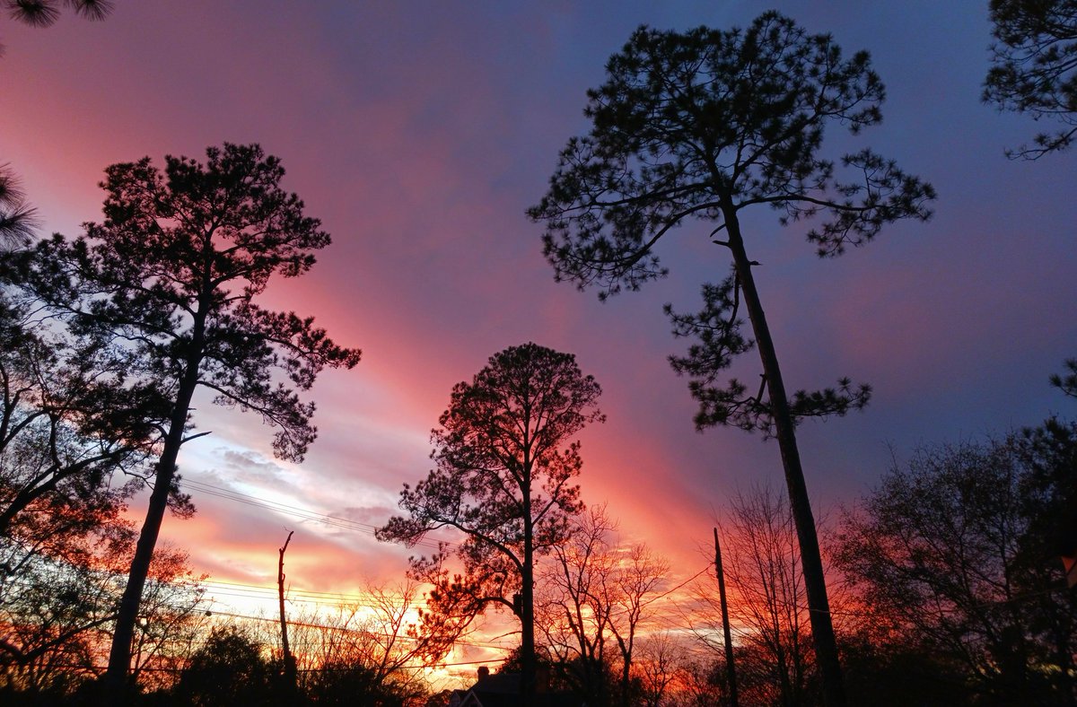 Took this picture tonight from my front porch.
#photography 
#sunset