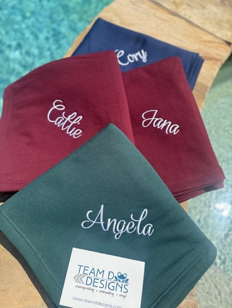 teamddesigns's tweet photo. Love staying cozy? Our Personalized Embroidered Sweatshirt Blanket is perfect for chilly days! Make it yours by adding your name or monogram. Order now: https://t.co/KnvSa1ySzN #Blanket #CustomGifts https://t.co/9VJXJnK2gu
