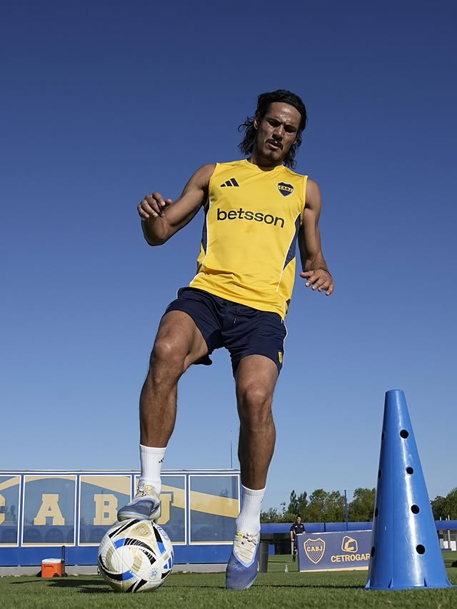 la12tuittera's tweet photo. ℹ️Informa @Eze_sosa que EDINSON CAVANI hace algunos módulos los hace a la par del grupo, otros no. 

🔎Hoy intensificó en el entrenamiento vespertino y pudo trabajar a la par del grupo. 

⚽️Participó también del fútbol reducido junto a todo el plantel.

🚑Arrastra lumbalgia de 2025 (no hay lesión nueva). 

🔜La idea es que sume minutos en los amistosos.
