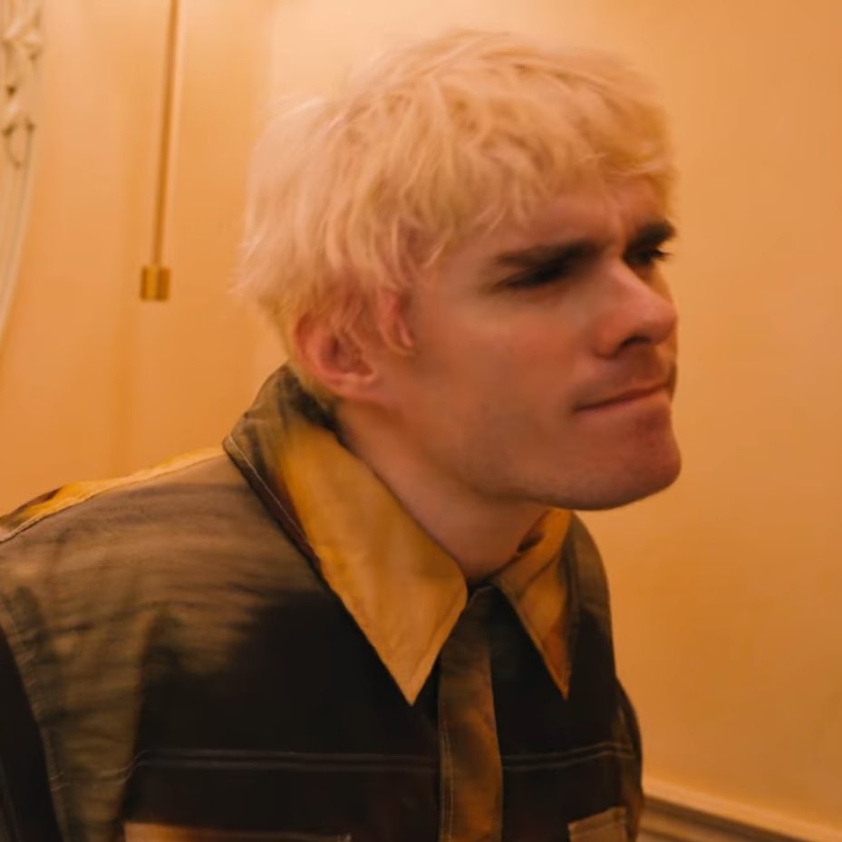 gloomseason's tweet image. the awsten knight on my shoulder reading my tweets before i post them