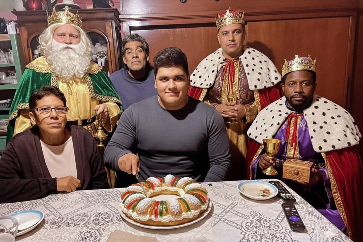 MKTafoyaV's tweet photo. Family photo, January 6, 2026. #ThreeKingsDay !
I wish you all a #HappyThreeKingsDay !
Les deseo a todos un #FelizDíadeReyes ! https://t.co/bjWbn91HtB