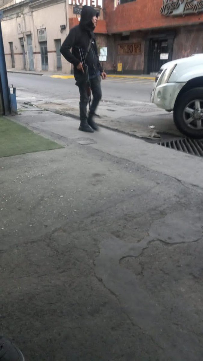 DIFUNDELOYA's tweet image. 🚨 ¡ÚLTIMA HORA VENEZUELA! 🚨🇻🇪

URGENTE — ¡LO ÚLTIMO! 🇻🇪 🇺🇸

Colectivos Narcoterroristas se resguardan en el antiguo edificio del periódico El Nacional en el centro de Caracas.