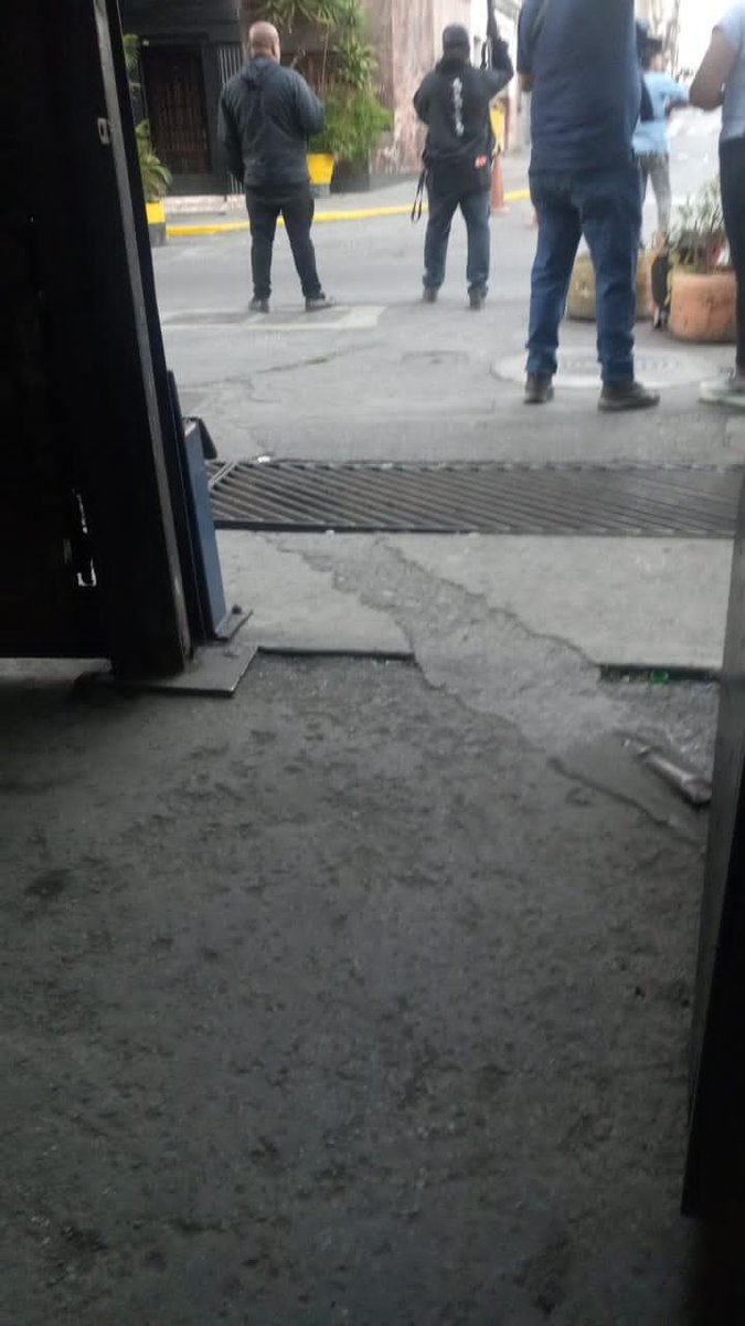 DIFUNDELOYA's tweet image. 🚨 ¡ÚLTIMA HORA VENEZUELA! 🚨🇻🇪

URGENTE — ¡LO ÚLTIMO! 🇻🇪 🇺🇸

Colectivos Narcoterroristas se resguardan en el antiguo edificio del periódico El Nacional en el centro de Caracas.