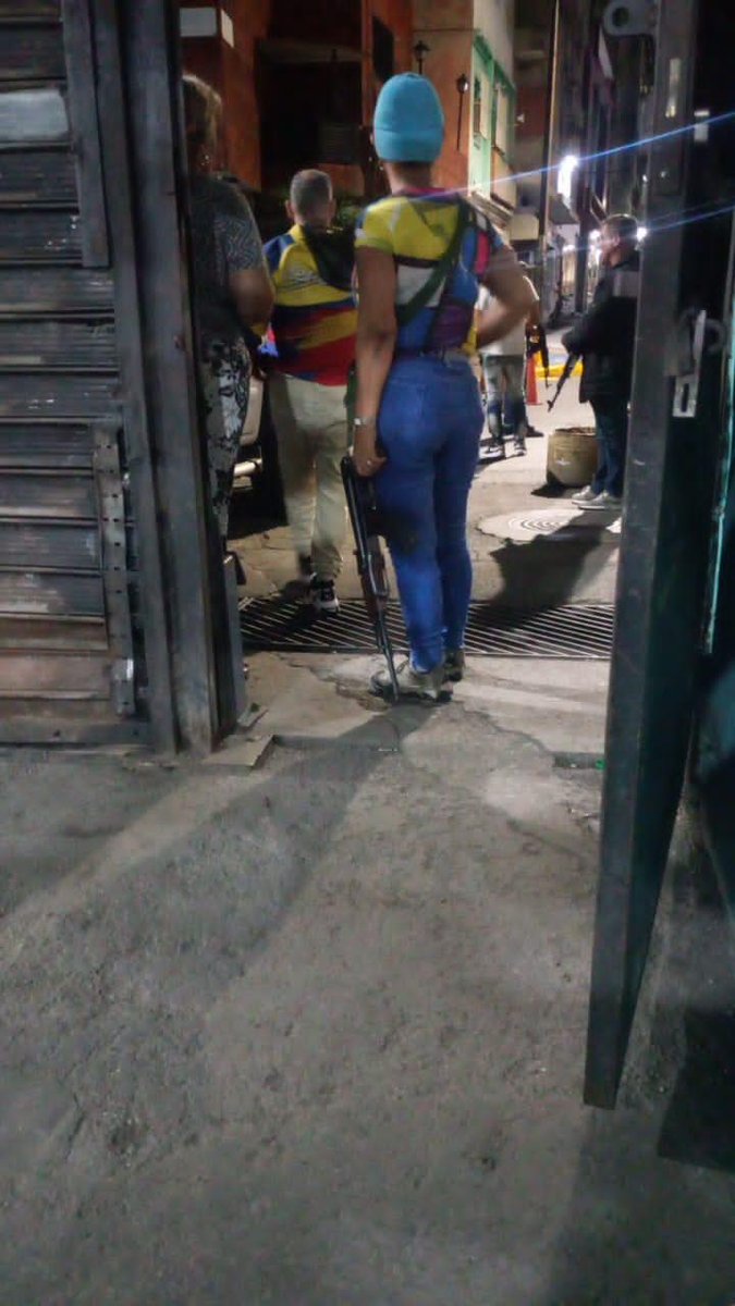 DIFUNDELOYA's tweet image. 🚨 ¡ÚLTIMA HORA VENEZUELA! 🚨🇻🇪

URGENTE — ¡LO ÚLTIMO! 🇻🇪 🇺🇸

Colectivos Narcoterroristas se resguardan en el antiguo edificio del periódico El Nacional en el centro de Caracas.