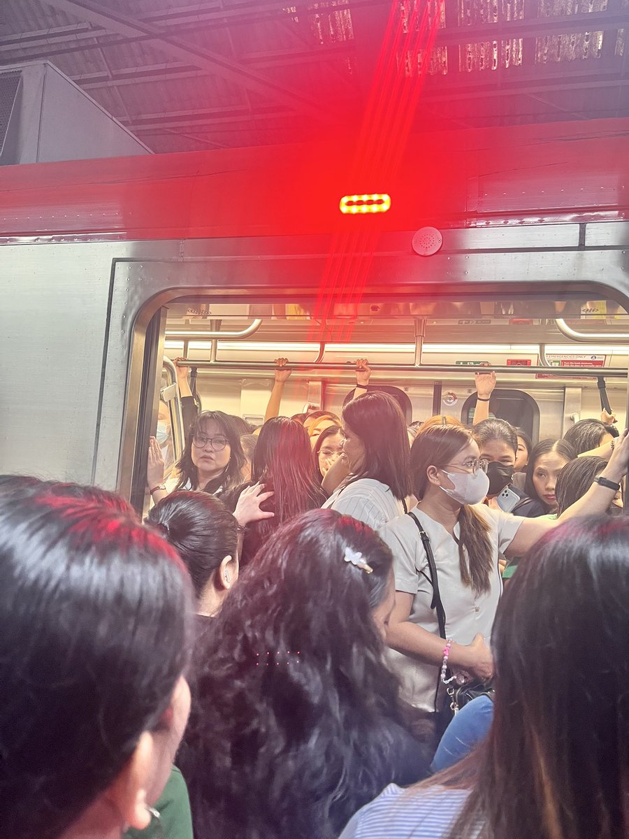 ApplePengson's tweet photo. @officialLRT1 Timgnan nyo tayuman lrt SB stn, tagal
Na nga dumating train  nyo punong puno pa. 2026 na waley pa din kayo action sa bulto ng pasahero https://t.co/S7oWZCvKw8