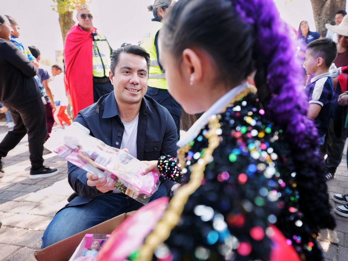 ¡Feliz Día de Reyes!👑✨

Hoy, junto con nuestra Policía Municipal, regalamos sonrisas y alegrías a niñas y niños queretanos.

Gracias a la solidaridad de la gente y al trabajo de mujeres y hombres policías que todos los días cuidan y dan tranquilidad a las familias, que en este