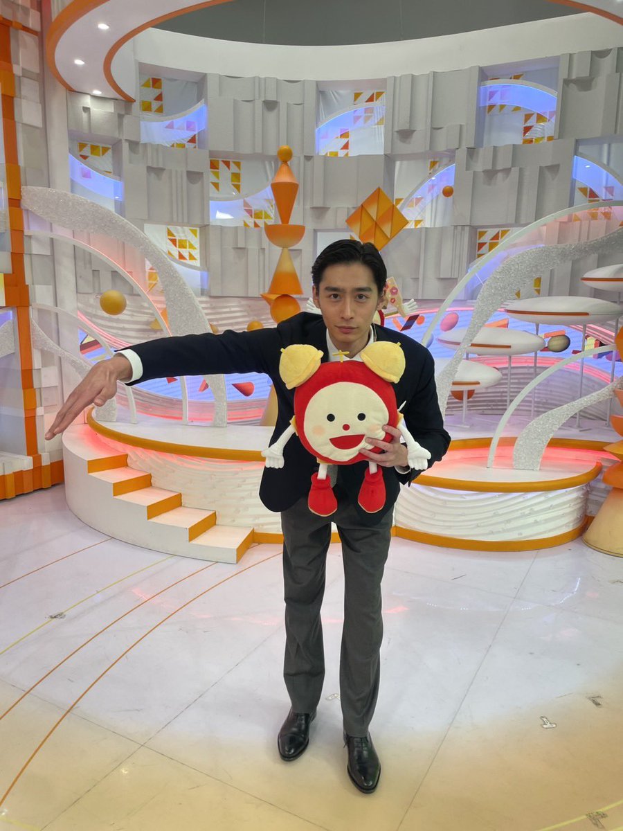 ramunemonkey88's tweet photo. #めざましテレビ 
マンスリープレゼンター
初登場の濱尾さん✨

反町さん、大森さん、津田さんからの
サプライズコメントにも大喜び😊

ドラマ主題歌解禁VTRの
ナレ読みも挑戦！
濱尾さん曰くセクシーで
壮大な音楽を是非お楽しみに♪

めざましくんと
特技の水泳ポーズでパシャリ！

#ラムネモンキー https://t.co/nmzzAM6wx8