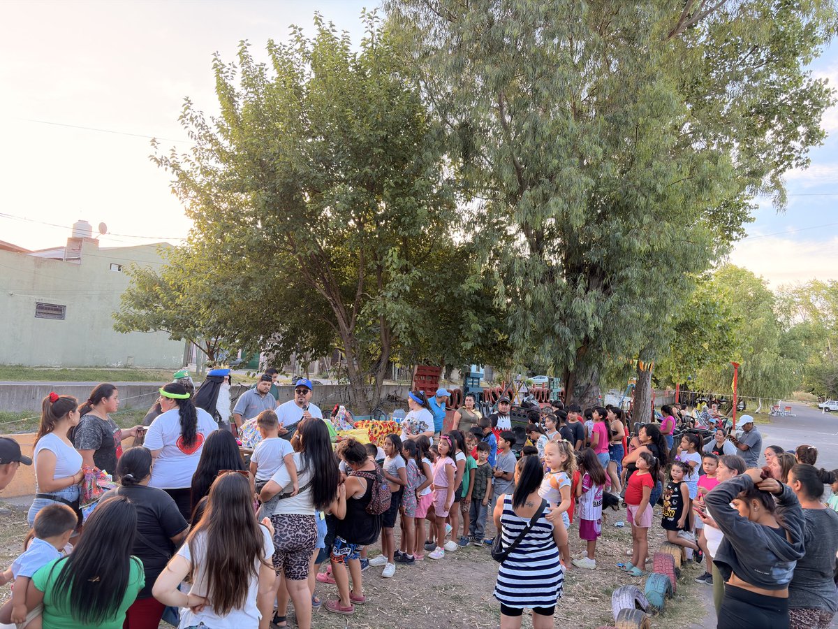 𝗥𝗲𝘆𝗲𝘀 𝗺𝗮𝗴𝗼𝘀 𝗮𝘇𝘂𝗹𝗴𝗿𝗮𝗻𝗮𝘀  💙❤️💙👑
El año lo empezamos en el merendero “Felices los niños” del barrio San Marcos en Hudson
Para festejar la llegada de los reyes soñamos más de 80 Juguetes y colaboramos con una tarde de juegos y merienda junto a los Reyes Magos