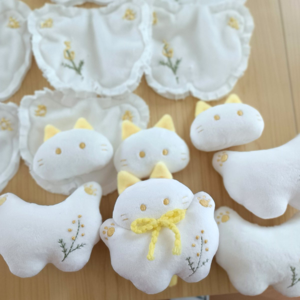 Dokunekoland's tweet image. おはようございます=^･･^=
ミモザネコちゃんたくさん制作中です💛

1月の予定としては今週日曜日にミモザネコちゃん、間に合えば1月末にミケ、白、黒のぷくぷくネコちゃんの再販ができればと考えています🙌