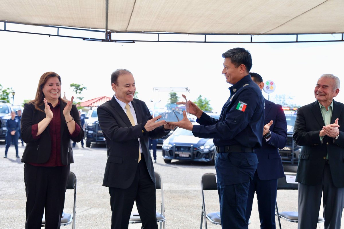 Hoy entregamos 37 patrullas a la Policía Estatal de Seguridad Pública gracias a una inversión de 50 millones de pesos.

Seguimos fortaleciendo nuestra estrategia de seguridad, incrementando nuestra presencia en las calles y mejorando nuestra capacidad de respuesta en todo Sonora.