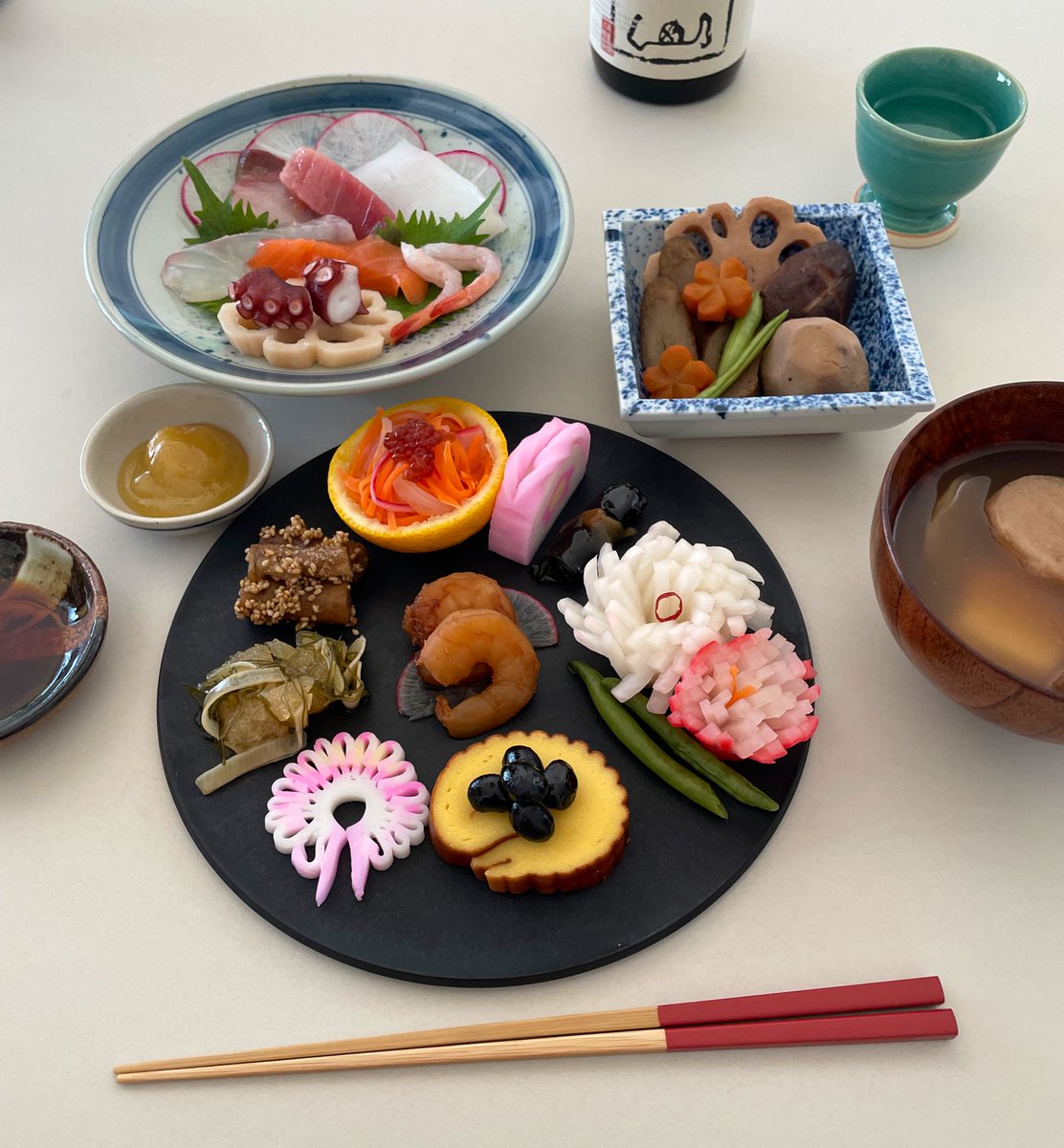 おはようございます🫧
昨日の晩御飯はお粥でした🥣

休み明け、寒さでずっとお腹が痛い😭

お正月にはプレートおせちを作りました🍱

真ん中の黒いお皿は
河辺商会さんのCHOPLATE🥗
赤い漆のお箸は
ヤマチクさんのスス竹角箸🥢

みなさんおせちで何が好きですか？🦐