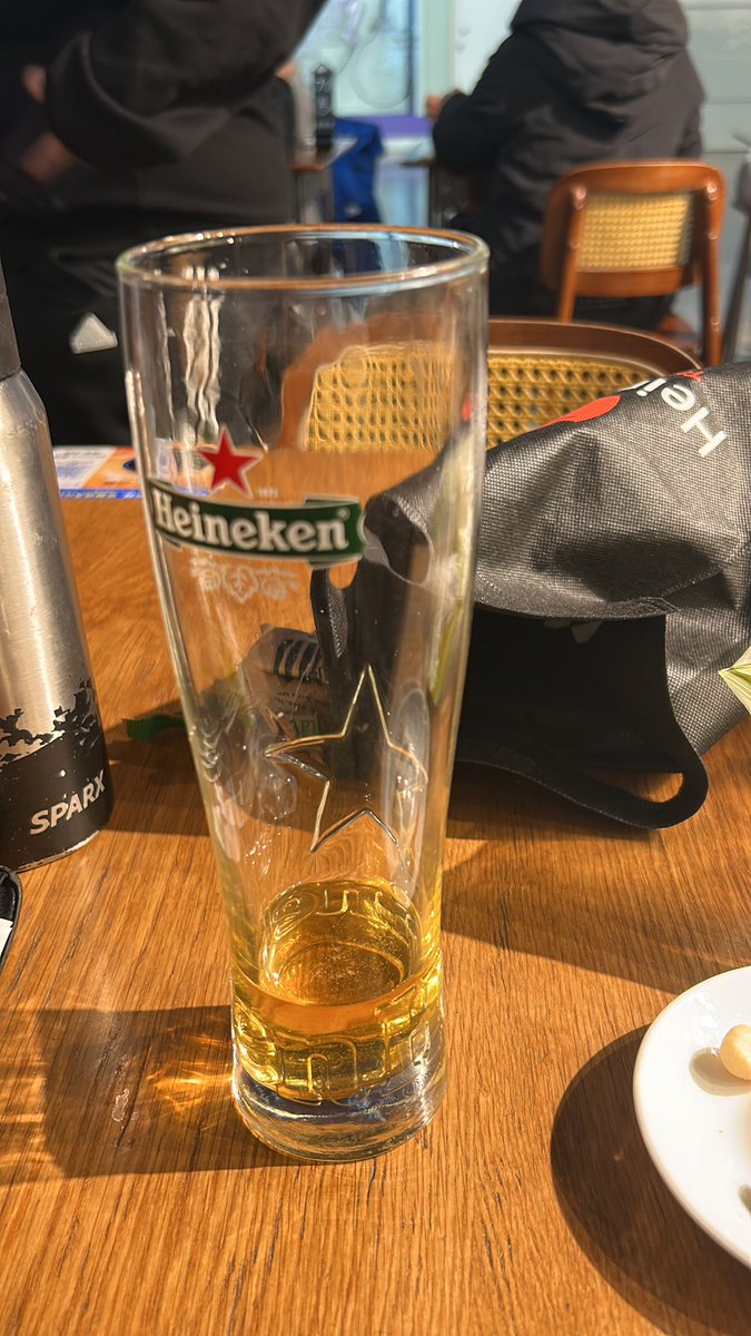 トランジェントでひさびさの上海浦東空港、ずいぶん変わったような気がする。すべて高く感じる。ちなみにこのハイネケンは1400円、オーストラリアより安いか、日本と比べるとなんか寂しくなるので、価格は気にしないようにした。さていくらかかつたのか？娘からの請求を待つ、