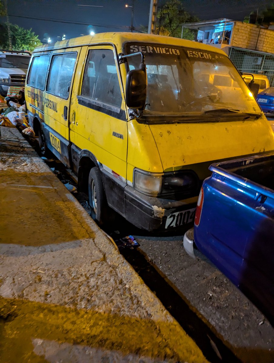 mariscal672771's tweet photo. @ATM_Transito buenas tardes estimado por favor su ayuda hay un carro en Estado de deterioro ya más de 6 meses votado y es uso de baño público y drogadictos por favor su ayuda para el retiro de ese vehículo Pradera 2 entre la MZ D 13 y 14.adjunto foto.. https://t.co/iHazeGITNJ