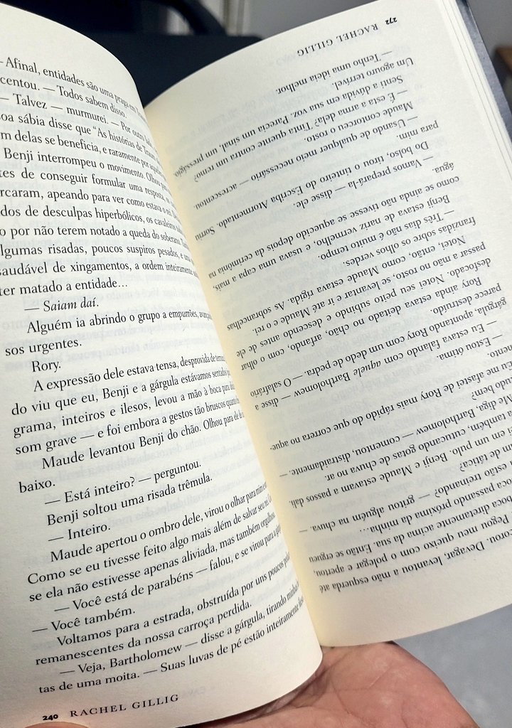 Oi <a href="/editoraalt/">Alt Hollander-Rozanov ❤️‍🔥✨📖</a> altinha 🥹 meu livro do Cavaleiro e a mariposa ta com páginas viradas 😭😭😭