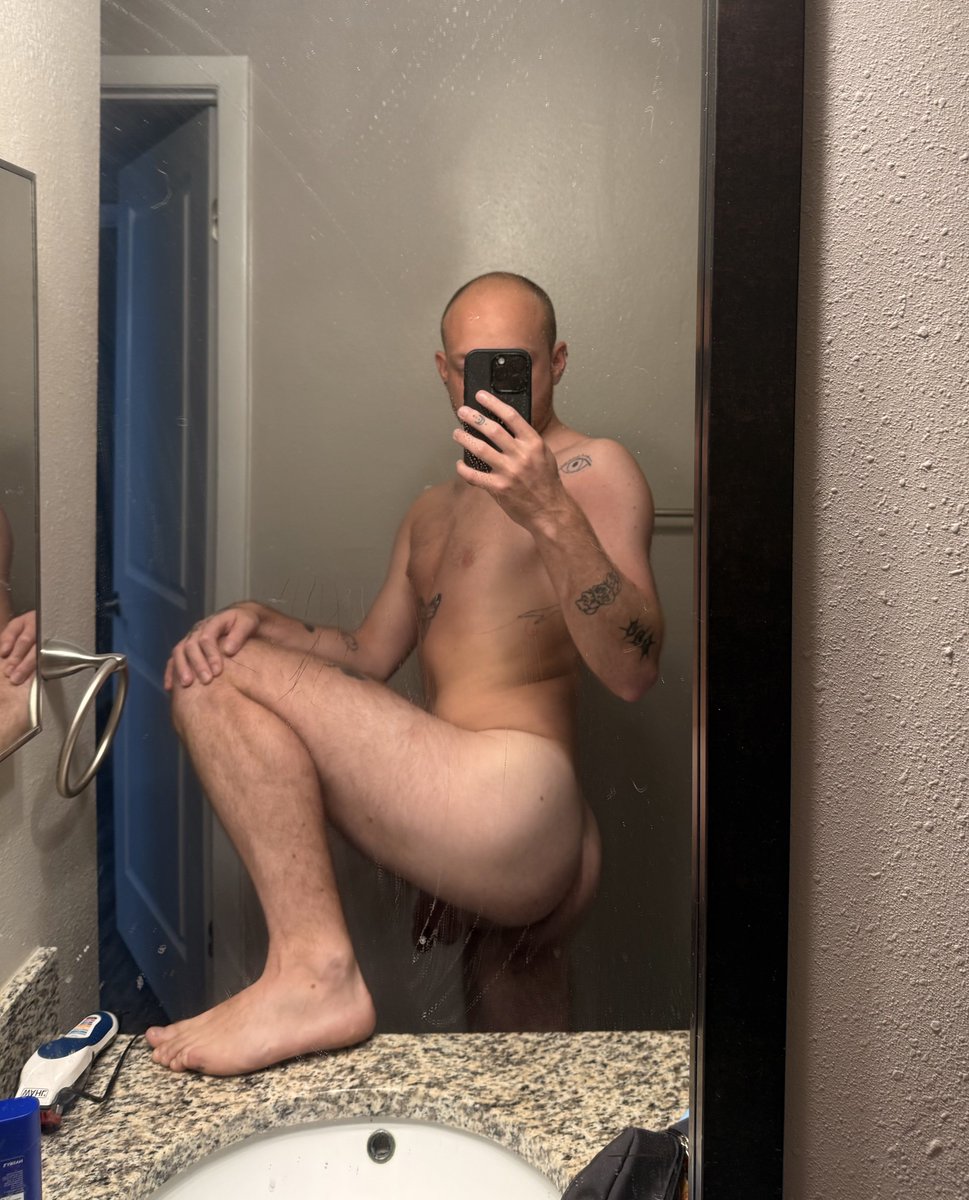 tatted_twink's tweet photo. hairy legs are so hot https://t.co/nhLik7rc4b