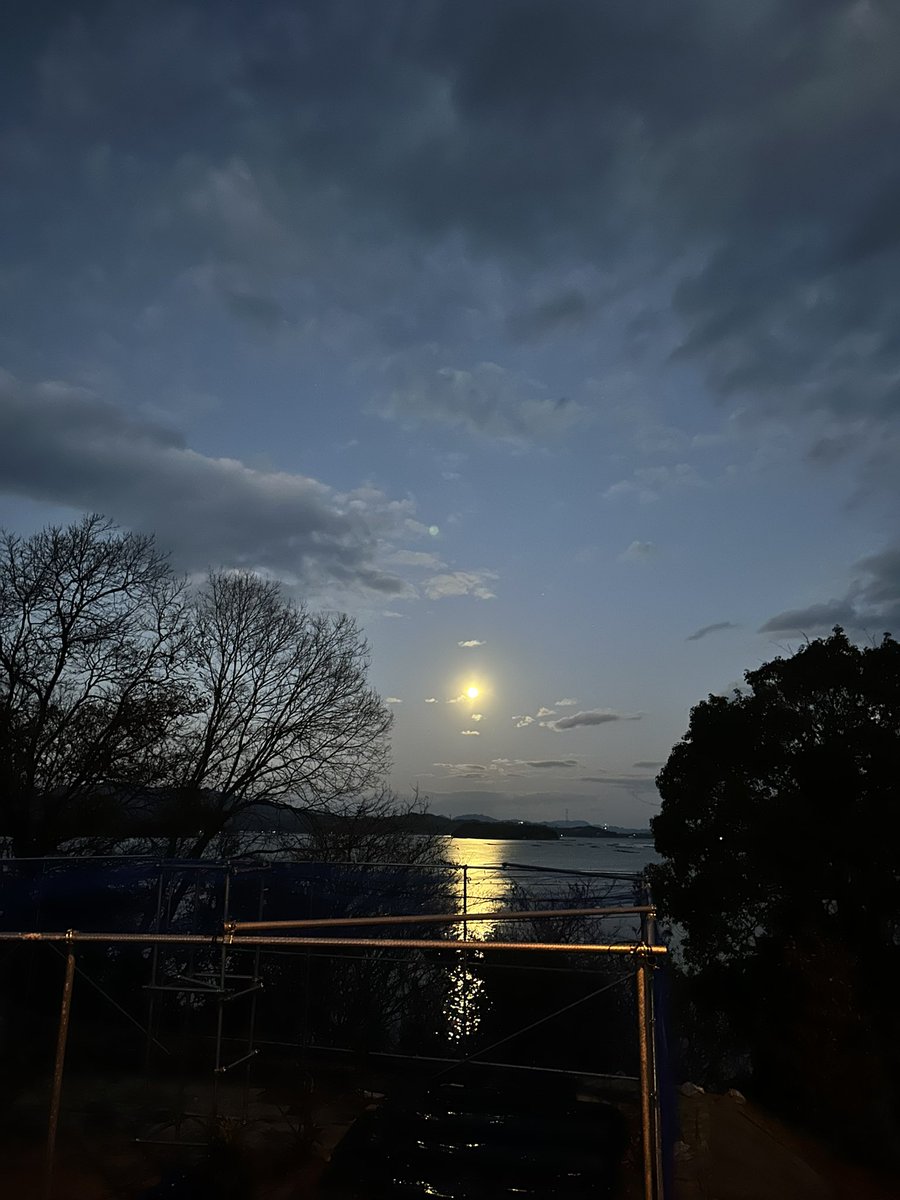 おHell♡ございます

今日は
新年初オンエア分の
YAMABICO収録

収録前は何時間もかけて
準備をするのだけど

音楽は本当に尊い

初めてその曲を聴いたときへ
瞬時に連れて行ってくれて
その時の匂いや温度湿度
ほどけた緊張感まで
色んなものを思い出させてくれる

さあ出かけよう

📷今年最初の満月