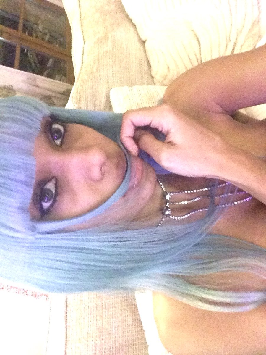 € (@cqnnelle) on Twitter photo 