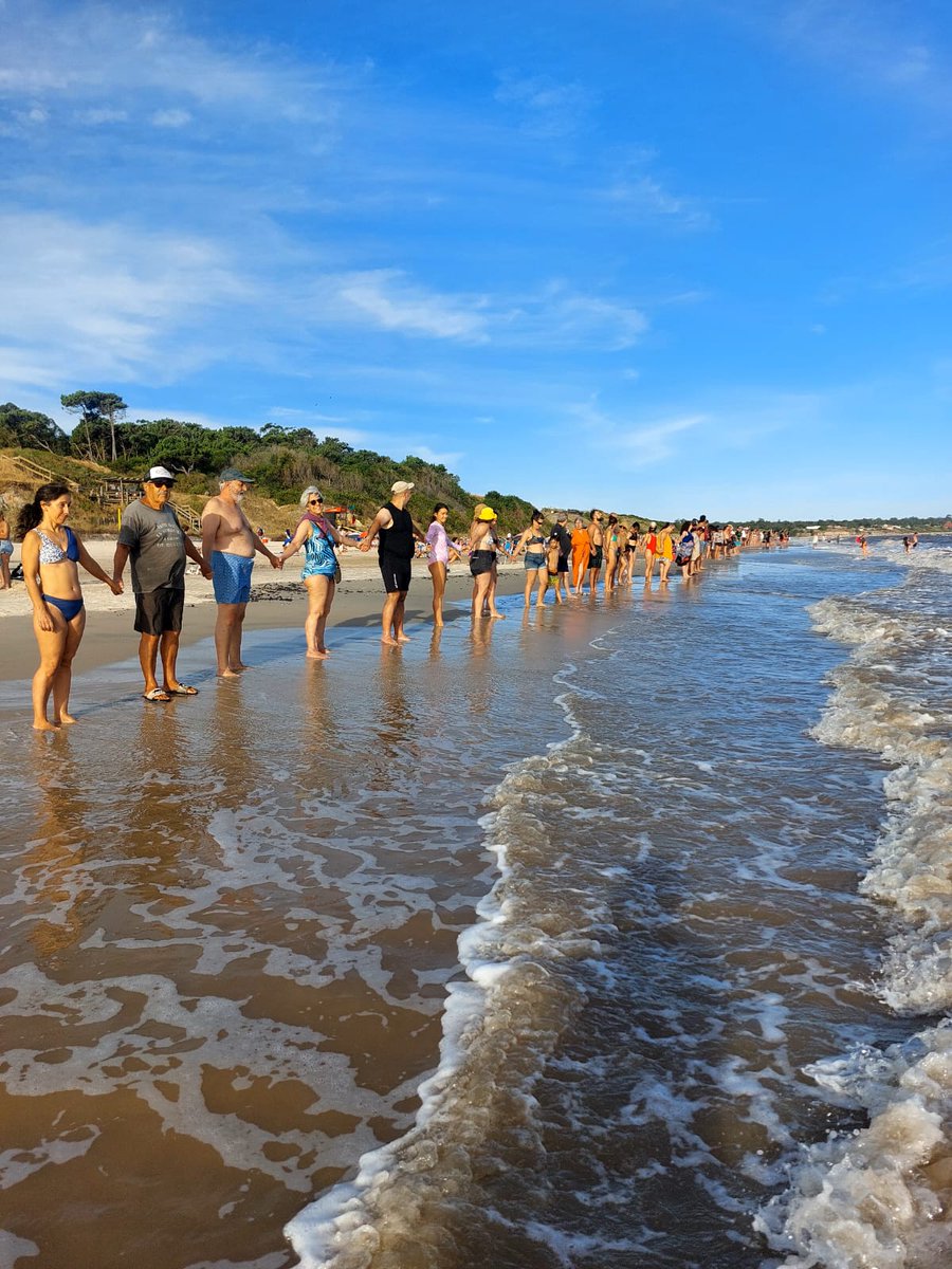 Uruguay2035's tweet image. CADENA HUMANA EN LA COSTA
Hoy martes a las 18 horas en las costas del Uruguay se estableció una cadena humana para la defensa de nuestro mar ante las petroleras