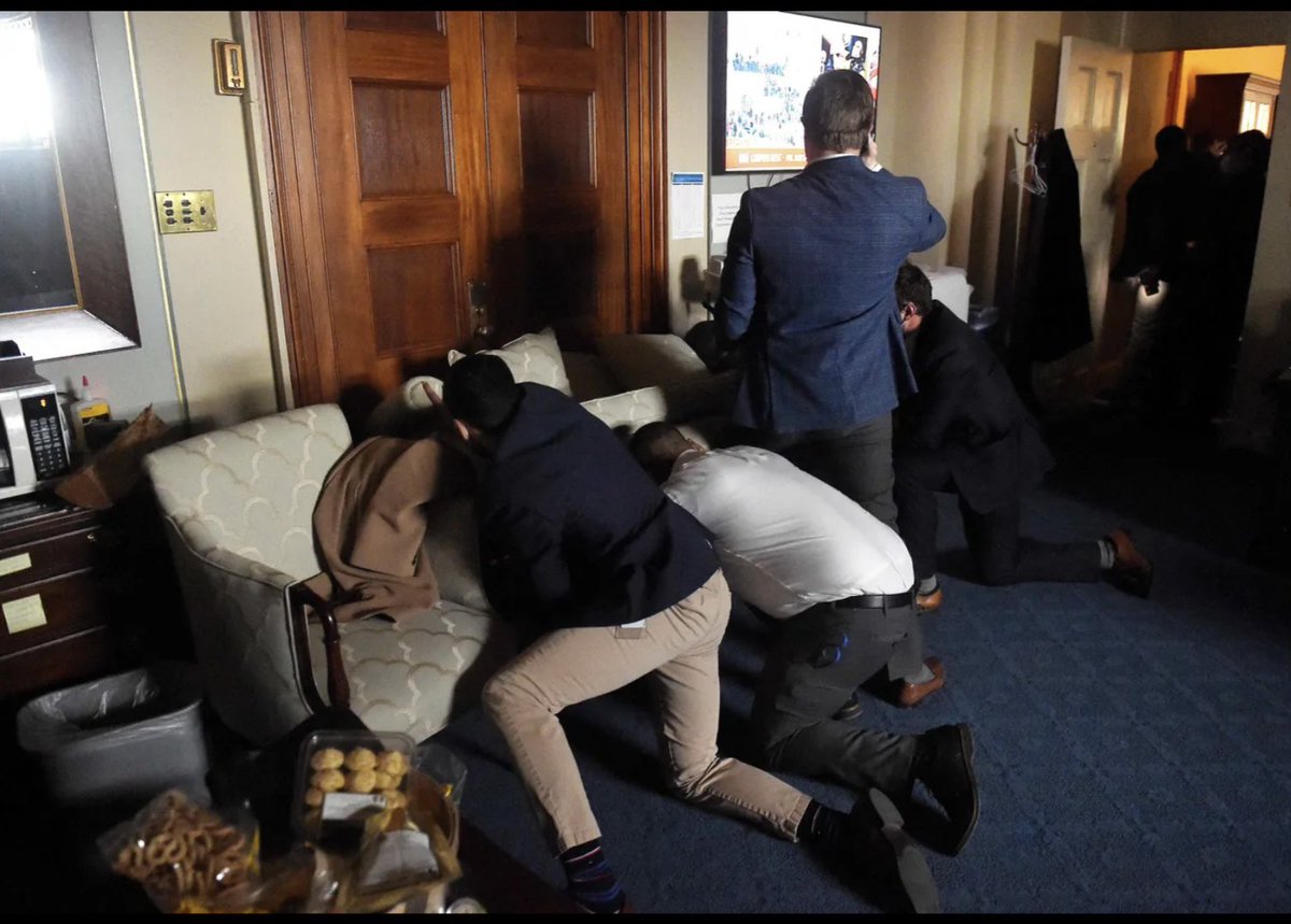 sexwithrobotz's tweet image. More republicans welcoming "visitors" 🤡💀