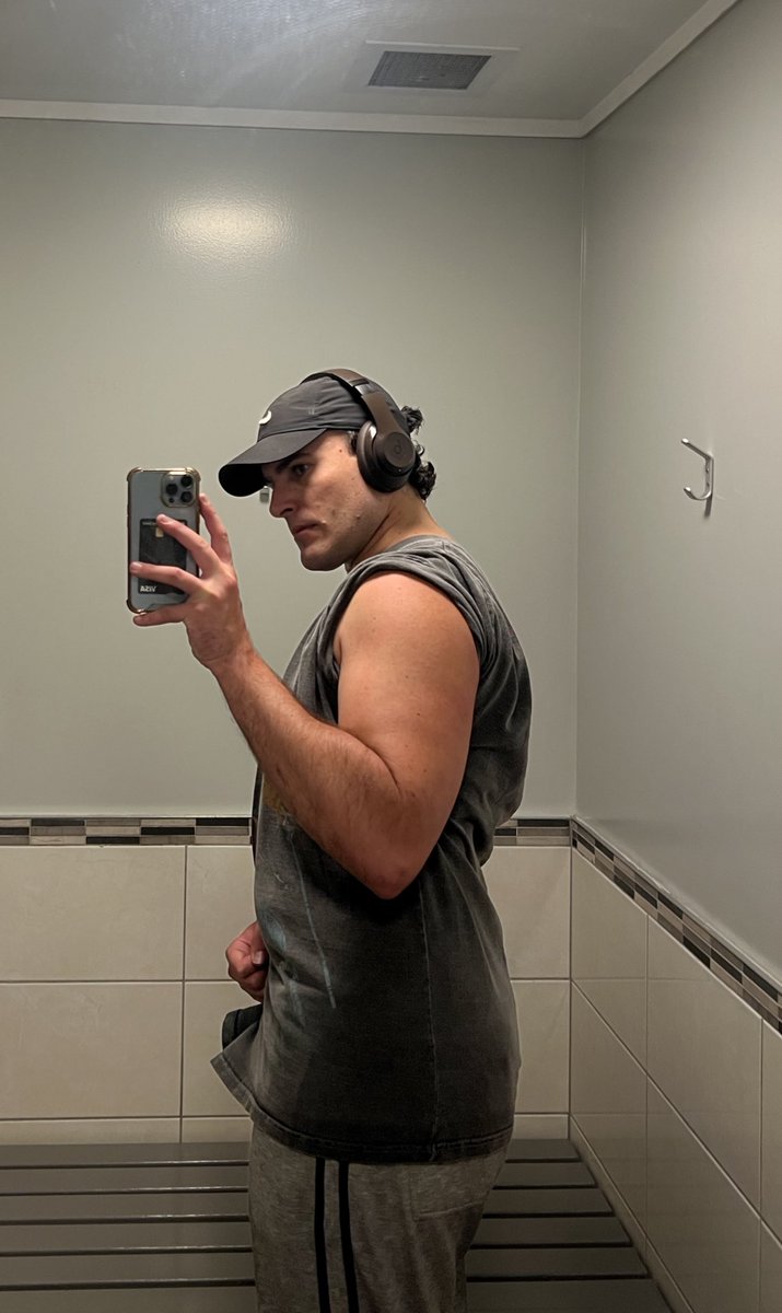 28sdk28's tweet photo. I can’t wait for everyone to fall off their new years resolution of gyming — it’s too busy right now! 😂 https://t.co/ESK0Mf7QRW