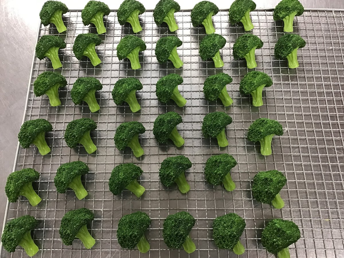 iwasakibei_lab's tweet image. ブロッコリーの雪化粧🥦🤍
みんな大好きマヨネーズがついたブロッコリー！ブロッコリーって形がかわいいですよね。キーリング新商品として元祖食品サンプル屋にて発売中(*´▽｀*)

shop.ganso-sample.com/products/21020…
#食品サンプル　#ブロッコリー　#食べられません