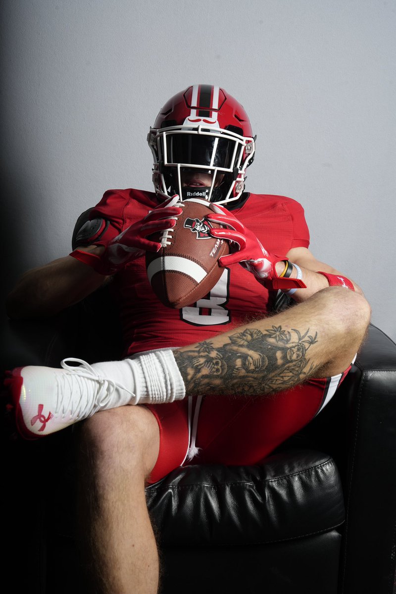 CharneyKeith's tweet image. Excited to announce I'll be committing to Austin Peay University! Go @GovsFB 🎩🎩 Thank you to @CoachFarisAPSU @coachgregjones @CoachBWill24 for an opportunity to further my academic and athletic career! GO GOVS🔴⚫️