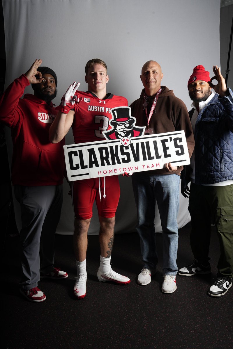 CharneyKeith's tweet image. Excited to announce I'll be committing to Austin Peay University! Go @GovsFB 🎩🎩 Thank you to @CoachFarisAPSU @coachgregjones @CoachBWill24 for an opportunity to further my academic and athletic career! GO GOVS🔴⚫️