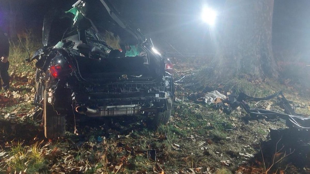 🇫🇷🚗 FLASH | Un jeune de 19 ans s’est tué à 256 km/h au volant d’une Audi RS3 louée alors que ses passagers filmaient sur Snapchat. La voiture a percuté un rond-point, a volé jusque dans un arbre 55 mètres plus loin et s’est écrasée au sol. 3 passagers sont grièvement blessés.