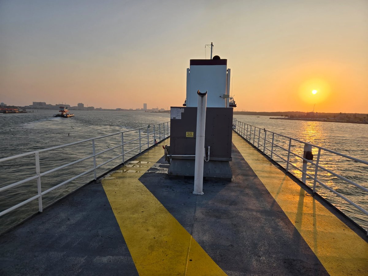 GalvestonFerry's tweet photo. The sky is painted with breathtaking colors this evening. It's truly a magnificent display of nature's artistry. The warm hues are a perfect way to end the day. Witnessing such beauty brings a sense of tranquility. #FerrySunset https://t.co/NG3hCuhNnF