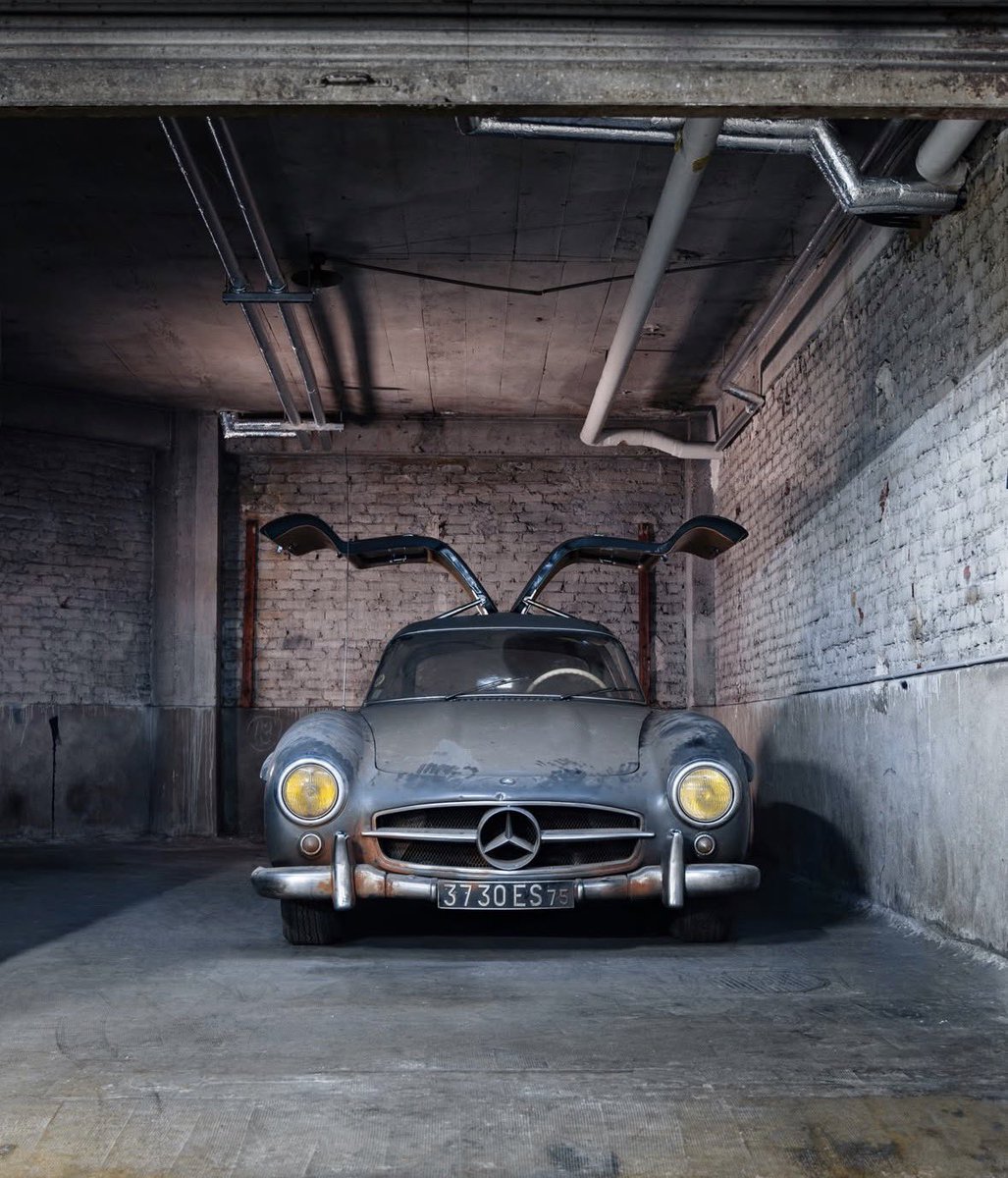 nicoschenquer's tweet image. Miren esta linda historia: en Paris “apareció” una 300 SL Gullwing que estuvo guardada los últimos 40 años. La pidieron con todos los opcionales de la época. Tiene 30k km reales y su pintura original… pero lo más loco? Su primer dueño y su dueño actual viven EN EL MISMO