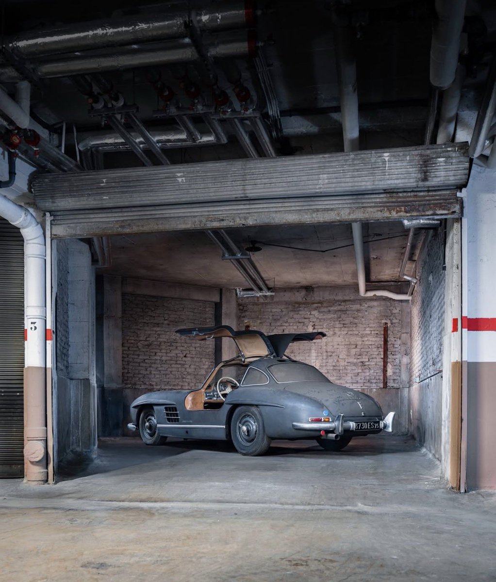 nicoschenquer's tweet image. Miren esta linda historia: en Paris “apareció” una 300 SL Gullwing que estuvo guardada los últimos 40 años. La pidieron con todos los opcionales de la época. Tiene 30k km reales y su pintura original… pero lo más loco? Su primer dueño y su dueño actual viven EN EL MISMO